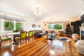 Spacious 3+2BR* house secluded in leafy gardens